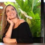Cintia Loureiro inova na apresentação do programa Só Corte